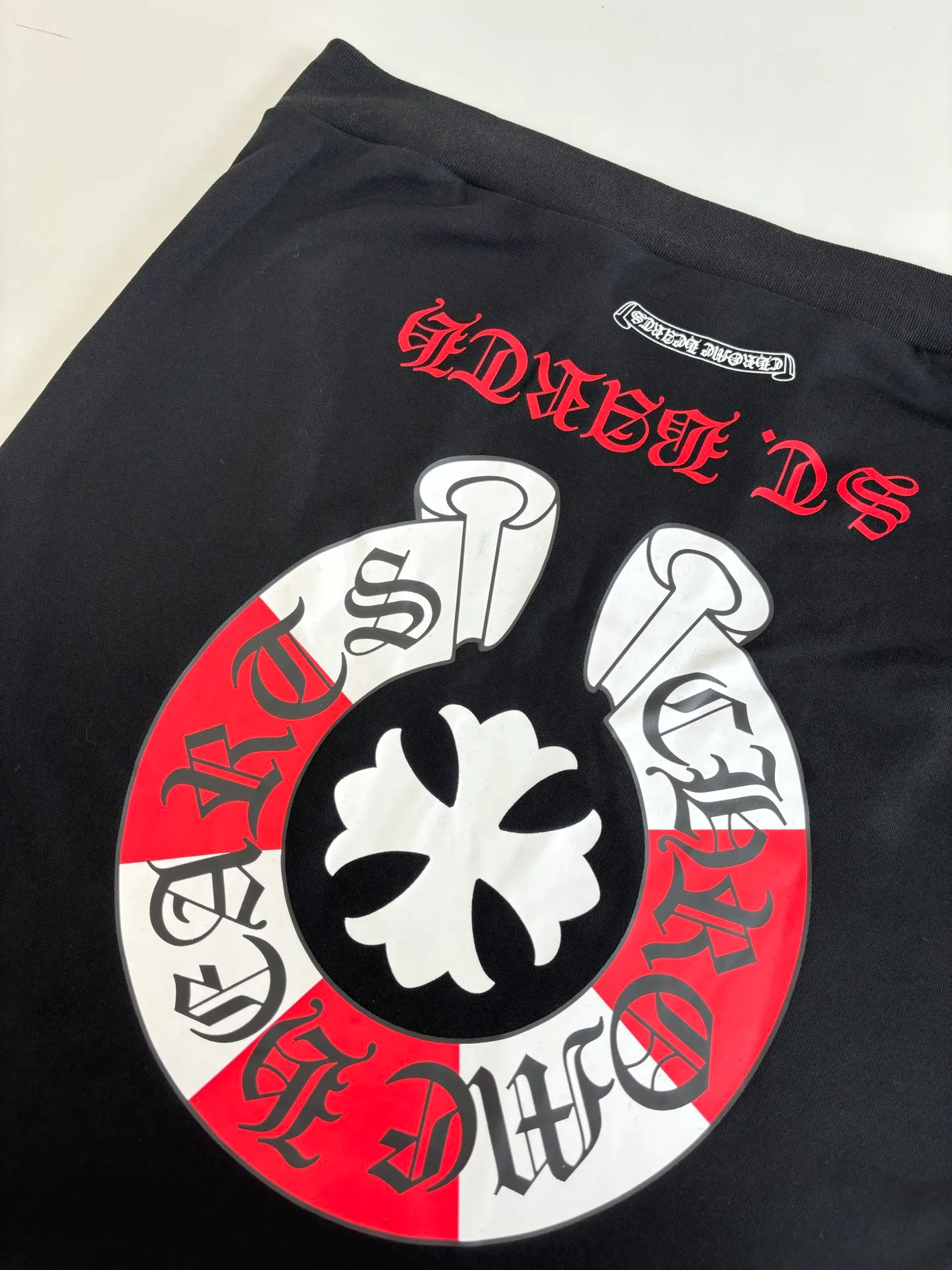 🅿️456 Come Hearts*/Cro Hearts 25 new letter printed zipper hooded sweatshirt is made of 100% custom-woven and dyed pure cotton fabric with thin velvet lining. The front and rear logo printing uses a special pulp printing process. Its characteristic is to use glue with high performance to print m to create a sense of layering on the printed pattern. Accessories that match the new YB mold. m The zipper puller and back hem are custom-developed using silver-plated foti material. m The cuffs and hem have a shrinking effect. m The front panel is manually cut and positioned. Hand-sewn hand pocket design. The overall routing is straight and delicate. Size: S/M/L/XL
